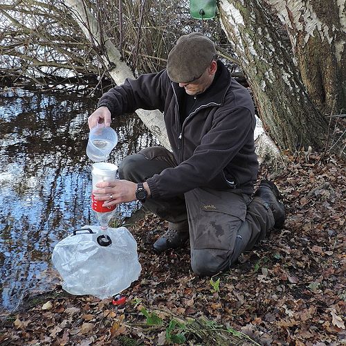 Das Wasser wird mit einem Filterbeutel vorgefiltert