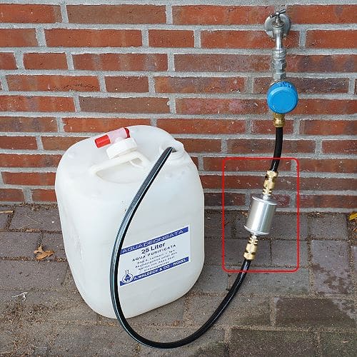Wasserkanister mit gefiltertem Wasser befüllen Wasserkanister mit gefiltertem Wasser befüllen